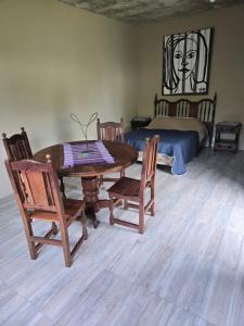 una habitación con una mesa y sillas y una cama en La Tata, en Veronica