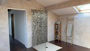 ein Badezimmer mit Dusche mit Glastür in der Unterkunft Villa 300m2 piscine chauffée et jacuzzi-spa de nage in 