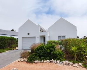 The Fifth Tee Villa في Stompneusbaai: بيت أبيض ذو سقفين أبيضين