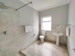 The Fifth Tee Villa في Stompneusbaai: حمام مع دش ومرحاض ومغسلة +20 صورة