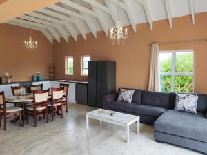 The Fifth Tee Villa في Stompneusbaai: غرفة معيشة مع أريكة وطاولة