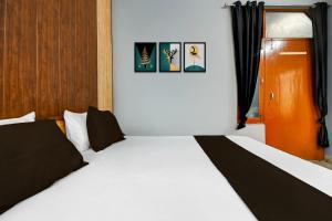 Postel nebo postele na pokoji v ubytování HOTEL O STAY INN Lucknow Airport VIP Terminal