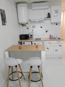 Η κουζίνα ή μικρή κουζίνα στο Studio Cocon cosy Petit Colin - lit 140 et canapé convertible BZ +6 φωτογραφίες