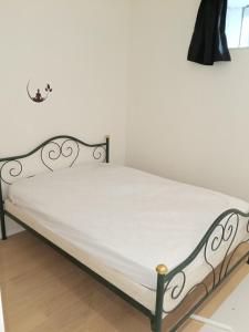 Ένα ή περισσότερα κρεβάτια σε δωμάτιο στο Studio Cocon cosy Petit Colin - lit 140 et canapé convertible BZ