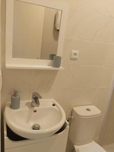 Ένα μπάνιο στο Studio Cocon cosy Petit Colin - lit 140 et canapé convertible BZ