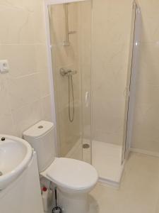 Ένα μπάνιο στο Studio Cocon cosy Petit Colin - lit 140 et canapé convertible BZ