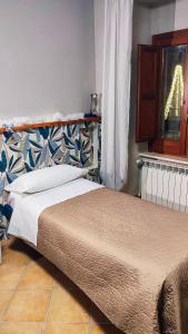 Un pat sau paturi într-o cameră la B&B Popoli Terme