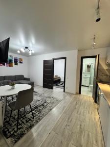 ein Wohnzimmer mit Tisch und Couch in der Unterkunft 1-Confortable and ideal Apartament-Квартира посуточно Edinet in Edineţ