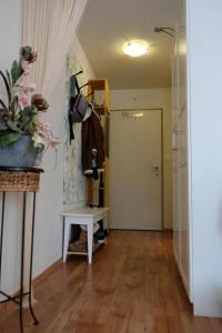 einen Flur mit einem Tisch und ein Zimmer mit einer Tür in der Unterkunft 1 12 Zi Wohnung mit persönlichem Charme - b48574 in Vulpera