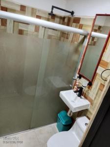 a bathroom with a sink and a mirror at Amplía casa en Jardines Alcalde in Guadalajara +10 photos