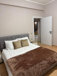 Un dormitorio con una cama grande con sábanas y almohadas blancas. en Villa Rusi,  8 fotos más