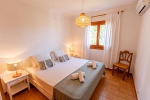En eller flere senge i et værelse på Villa GALERA + 35 billeder