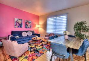 een woonkamer met een blauwe bank en een tafel bij NDG & Montreal getaway in Montreal