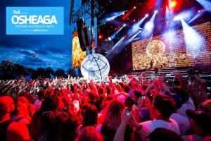 een menigte mensen op een concert met hun handen in de lucht bij NDG & Montreal getaway in Montreal