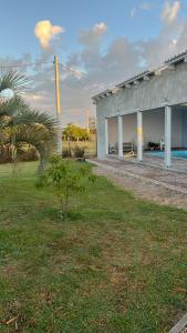 un edificio con una palmera delante en Hostal Lo de Mili, en Chuy