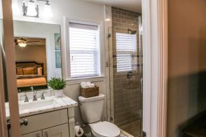 ein Badezimmer mit Toilette, Waschbecken und Dusche in der Unterkunft Adorable 3 Bedroom 2 Bath Home in Fullerton