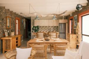 Χώρος καθιστικού στο SIESTA DE RON Wilderness Beach House, 10 or 6 or 4 Sleeper Seconds from the OCEAN