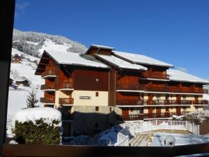 een groot gebouw met sneeuw erop bij Appartement 4 pers., village, proche pistes, piscine l'été, commerces à pied - FR-1-342-141 in Beaufort