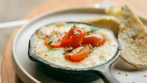 卡布拉科拉尔Sentio Camps的盘子里放着鸡蛋、牛油果、西红柿和面包。 更多28张照片