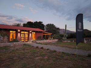 卡布拉科拉尔Sentio Camps的一栋前面有招牌的建筑物