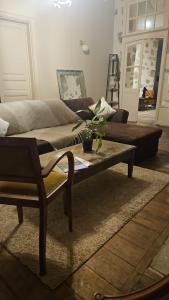 ein Wohnzimmer mit einer Couch und einem Couchtisch in der Unterkunft Gite Maison Loyac in Tulle