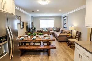 eine Küche und ein Wohnzimmer mit einem Tisch und einem Kühlschrank in der Unterkunft Adorable 3 Bedroom 2 Bath Home in Fullerton