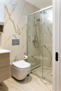 Un baño de Cozy Suite Among the Highest Floors - Free Parking 12 fotos más