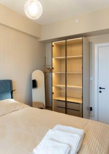 Una cama o camas en una habitación de Cozy Suite Among the Highest Floors - Free Parking