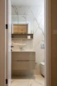 Un baño de Cozy Suite Among the Highest Floors - Free Parking