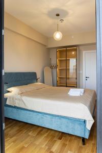 Una cama o camas en una habitación de Cozy Suite Among the Highest Floors - Free Parking