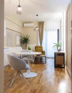 Un lugar para sentarse en Cozy Suite Among the Highest Floors - Free Parking