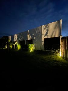 een gebouw met lichten er 's nachts voor bij CACTUS CLUB - Hotel, Wellness Center & Spa in São Miguel do Gostoso