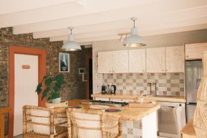 Η κουζίνα ή μικρή κουζίνα στο SIESTA DE RON Wilderness Beach House, 10 or 6 or 4 Sleeper Seconds from the OCEAN