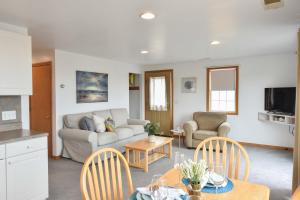 Μια τηλεόραση ή/και κέντρο ψυχαγωγίας στο 12218 - Beautiful Views of Cape Cod Bay Access to Private Beach Easy Access to P-Town