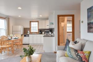 Η κουζίνα ή μικρή κουζίνα στο 12218 - Beautiful Views of Cape Cod Bay Access to Private Beach Easy Access to P-Town