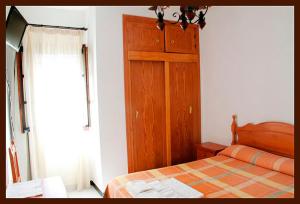 Postel nebo postele na pokoji v ubytování Hostal Torre de Guzmán