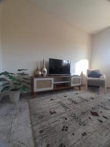 Et tv og/eller underholdning på Apartamento Confortável em Serra Negra
