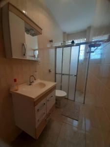Et badeværelse på Apartamento Confortável em Serra Negra