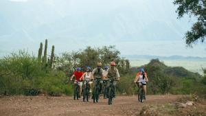 卡布拉科拉尔Sentio Camps的一群人骑着自行车沿着土路走