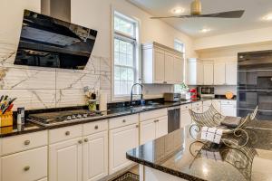 Η κουζίνα ή μικρή κουζίνα στο Stay Near DC! Group Getaway with Easy Metro Access