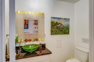 Ένα μπάνιο στο Stay Near DC! Group Getaway with Easy Metro Access +30 φωτογραφίες