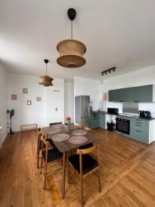a kitchen and dining room with a table and chairs at Côté Aisne - vue imprenable in Soissons