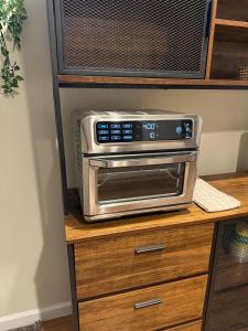 toster na szafce w obiekcie Basement suite with private entrance 