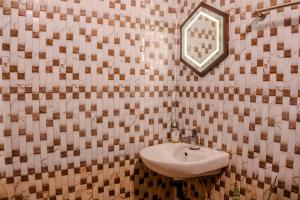 6 Elements Bedrooms With Event Space 4500 Sq Ft في تريفاندروم: حمام مع حوض ومرآة على الحائط +38 صورة