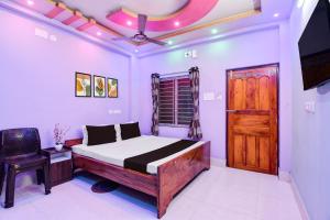 Hotel O Subharaj palace 2 في كولْكاتا: غرفة نوم بسرير وباب خشبي