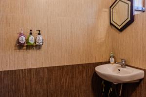 6 Elements Bedrooms With Event Space 4500 Sq Ft في تريفاندروم: حمام مزود بحوض ومِرآة