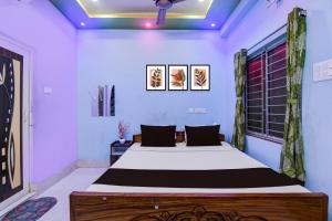 Hotel O Subharaj palace 2 في كولْكاتا: غرفة نوم بها سرير في الغرفة