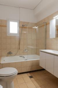 un bagno con vasca, WC e doccia di Vasilopoulos Residences - Apartments Ioni & Neso, Eliana & Melanthia ad Argostoli Altre 61 foto