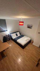 a bedroom with a bed and a desk in a room at Cosy & Modern 2 Bedroom Apartment in Cardiff