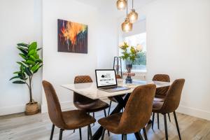 Un comedor con una mesa con una computadora portátil encima. en The Weaver by Nesting Hub, en Newcastle-under-Lyme